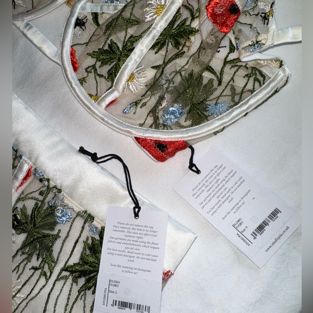 NWT Rare Studio Pia Flora Full White Silk Embroidered Floral Lingerie Set - Picture 7 of 15